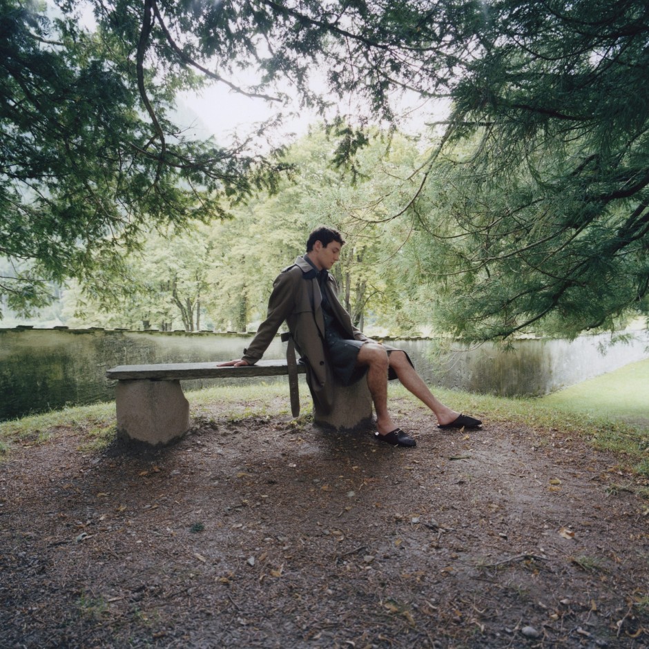 Trenchcoat aus Baumwollgabardine von Brioni, Anzugvariante aus Bermuda und Wollhemd von Jil Sander, Slipper von Gucci