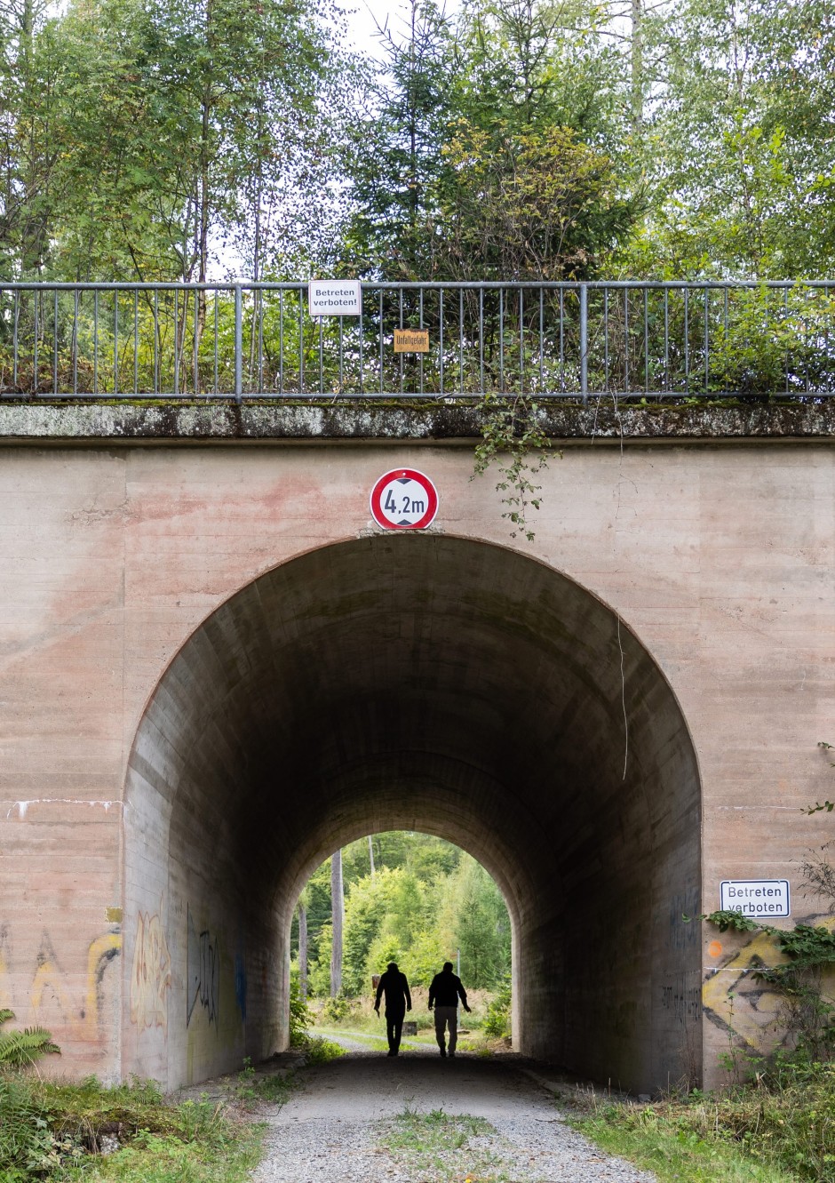 Fertige Brücke im Grünen