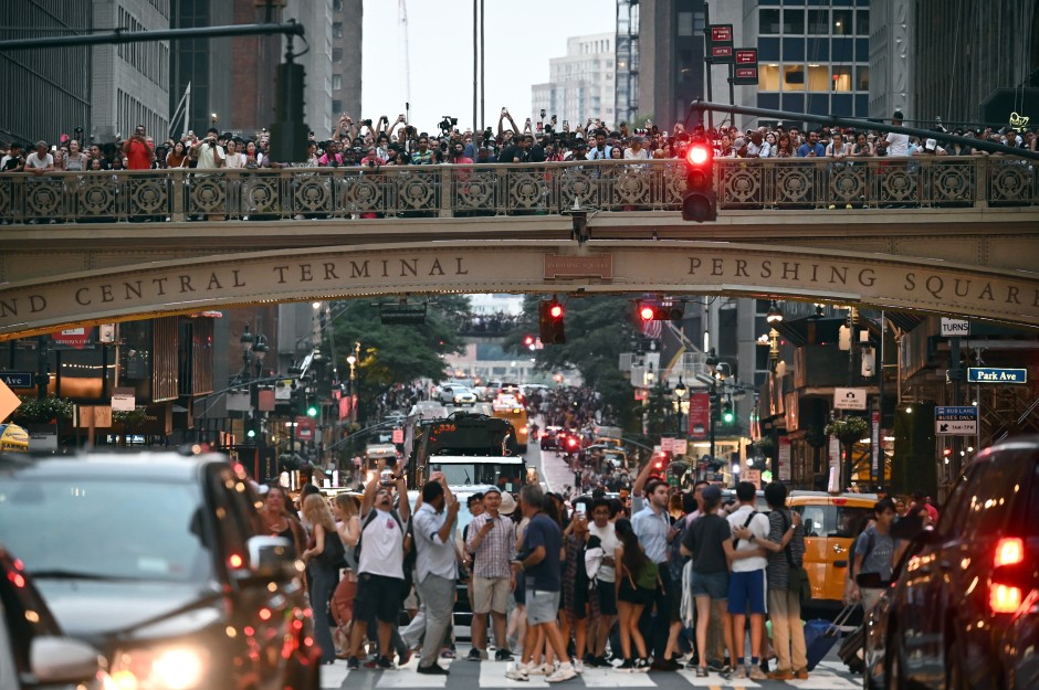 new-yorker-naturph-nomen-manhattanhenge-von-tausenden-bestaunt