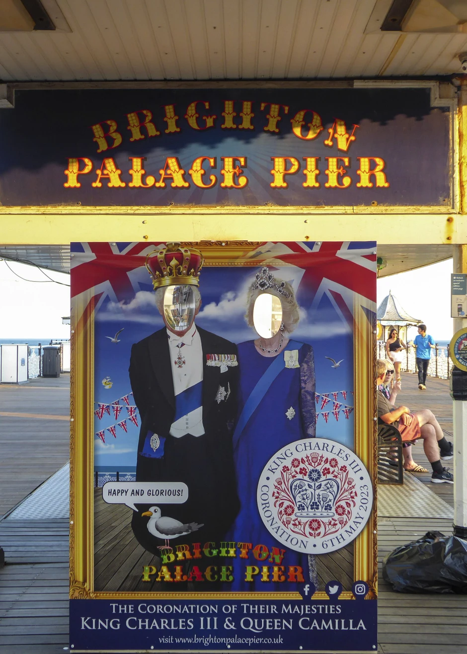 ...そして戴冠式の写真: イギリス海岸のブライトンの桟橋。