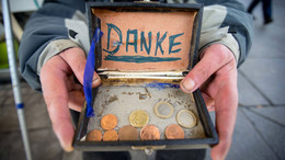 Bettler kommen gelegentlich auf die Idee, zum Ausgleich für die erbetenen Gaben eine kleine Dienstleistung sei es anzubieten, sei es aufzudrängen. 