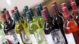 Es wird wieder mehr Wein getrunken: 244 Millionen Hektoliter des edlen Tropfens werden jährlich konsumiert (Archivbild).