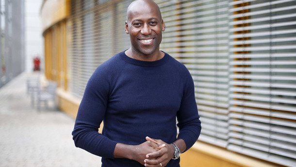 Was ist deutsch, Joe Chialo? „Fragt nicht wo ich herkomme, sondern wie ich hierhin gekommen bin“