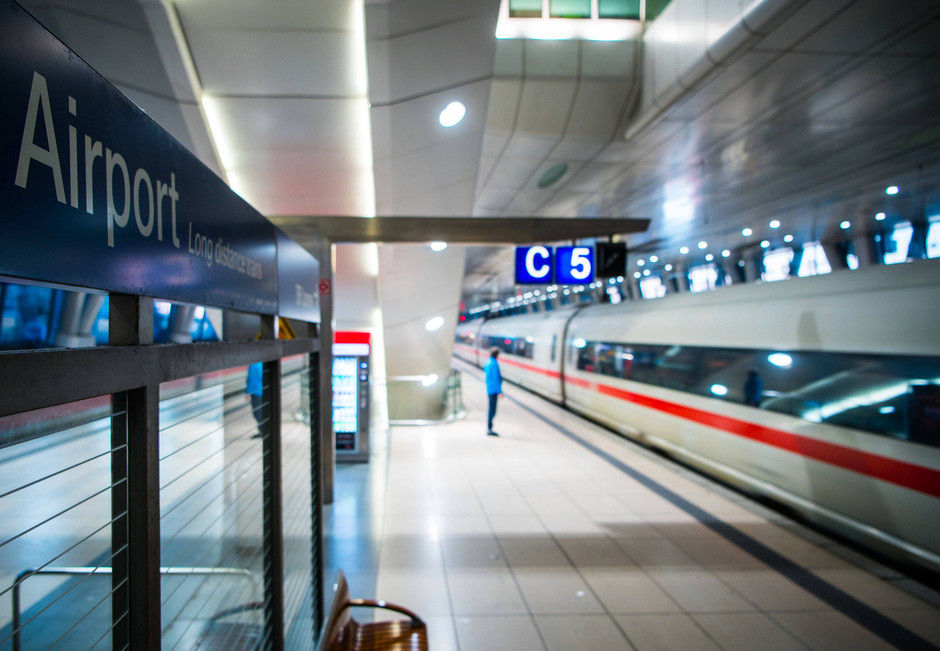 Bild zu Zug zum Flug Mit der Bahn zum Frankfurter Flughafen Bild 1 von 1 FAZ