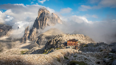 Die Büllelejochhütte am wuchtigen Turm des Zwölferkofels. „Croda dei Toni“, der neue Steig, der um das Massiv führt, ist ein Teilstück des Friedensweges. 
