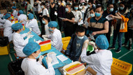 Chinesische Studenten lassen sich am 28. April in einer Universität in Wuhan gegen Corona impfen. Chinesische Studenten lassen sich am 28. April in einer Universität in Wuhan gegen Corona impfen.