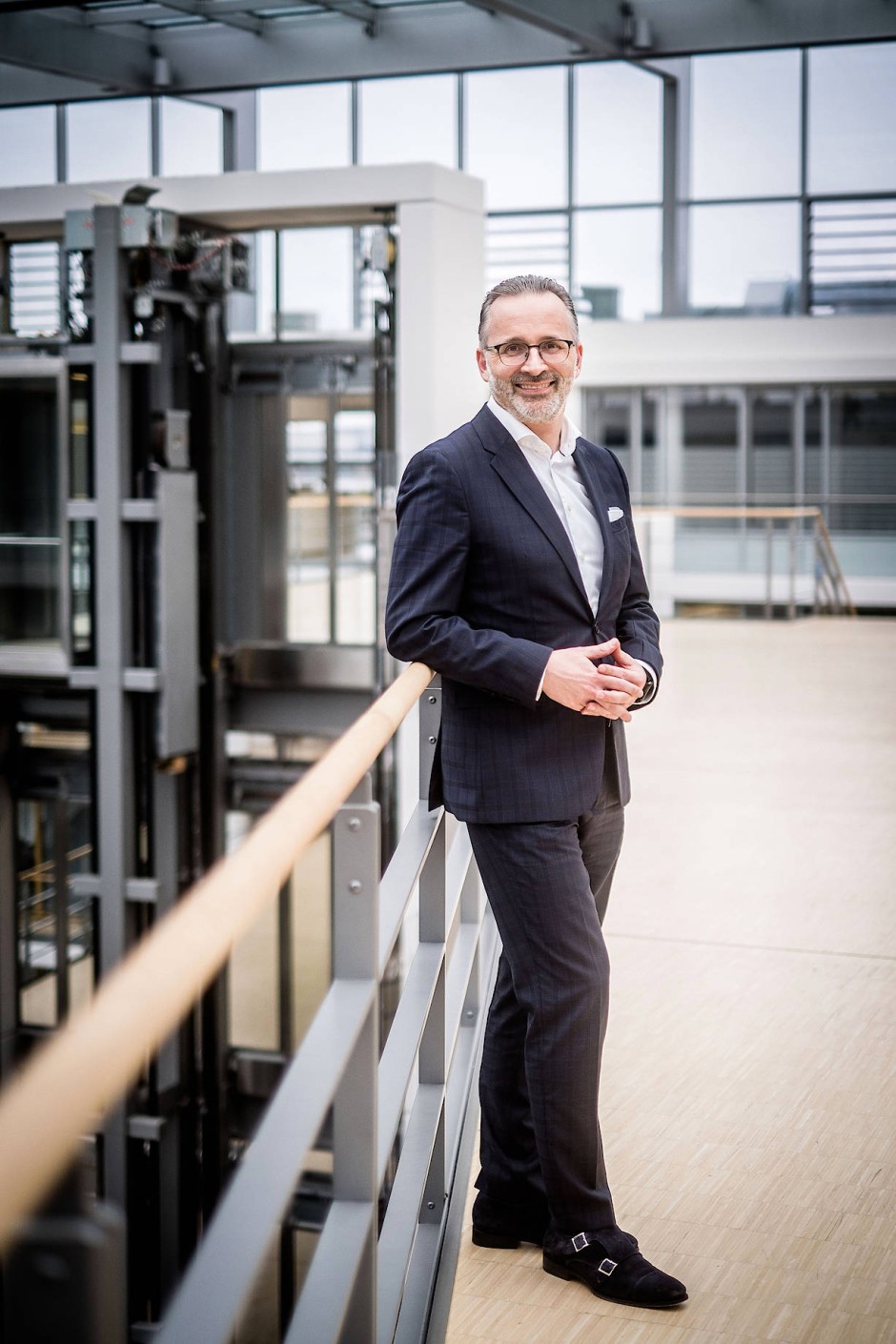 Bild zu HenkelChef Carsten Knobel über den Klebstoff in EAutos
