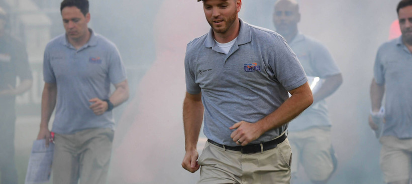 Im Laufschritt: Brian Caler unterwegs zu seinem neuen Arbeitsplatz am Spielfeldrand.