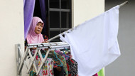 Dank der Flaggen ist klar, wo Lebensmittelpakete und psychologische Hilfe am dringendsten benötigt werden: eine Rentnerin am Freitag in Petaling Jaya in Malaysia Dank der Flaggen ist klar, wo Lebensmittelpakete und psychologische Hilfe am dringendsten benötigt werden: eine Rentnerin am Freitag in Petaling Jaya in Malaysia