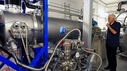 Großes Kaliber für die Spitzenforschung: Das Kryomodul des neuen Elektronenbeschleunigers an der Uni Mainz