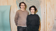 Von Athen nach Rotterdam: Panos Sakkas und Foteini Setaki verließen nach ihrem Architekturstudium ihre Heimat Griechenland auch, weil das Land 2010 wirtschaftlich am Boden lag und ihnen keine Zukunft bot.
Von Athen nach Rotterdam: Panos Sakkas und Foteini Setaki verließen nach ihrem Architekturstudium ihre Heimat Griechenland auch, weil das Land 2010 wirtschaftlich am Boden lag und ihnen keine Zukunft bot.