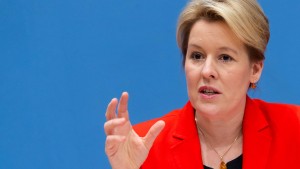Politiker mehrerer Parteien legen Giffey Rücktritt nahe
