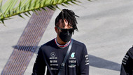 Lewis Hamilton läuft durch das Fahrerlager des Intercity Istanbul Park. Lewis Hamilton läuft durch das Fahrerlager des Intercity Istanbul Park.