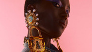 Der Amerikaner Daniel Roseberry nimmt sich bei Schiaparelli Levi’s-Jeans aus den Achtzigern vor und fertigt daraus diese neue Jacke. 