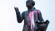 Ob ein Farbbeutel in einer Demokratie das Mittel der Wahl ist, um gegen ein Denkmal für Kant zu protestieren, ist fragwürdig. Ob ein Farbbeutel in einer Demokratie das Mittel der Wahl ist, um gegen ein Denkmal für Kant zu protestieren, ist fragwürdig.