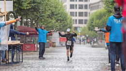 Glitzernde Pompons im Regen