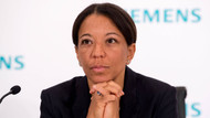 Janina Kugel, Vorstandsmitglied und Leiterin des Personalwesens der Siemens AG, spricht vor Beginn der Siemens-Hauptversammlung.