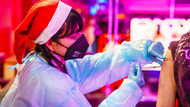 In einer Frankfurter Diskothek wurde im Rahmen einer Sonderimpfaktion auch am ersten Weihnachtstag geimpft. In einer Frankfurter Diskothek wurde im Rahmen einer Sonderimpfaktion auch am ersten Weihnachtstag geimpft.