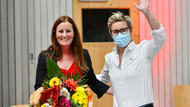 Janine Wissler und Susanne Hennig-Wellsow im September 2020 auf dem Landesparteitag in Thüringen