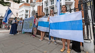 Gute Europäer? Russische Staatsangehörige mit der russischen Friedensfahne vor ihrer Botschaft in London