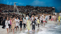In den letzten Tagen der Paris Fashion Week gab es Strandflair bei Chanel.