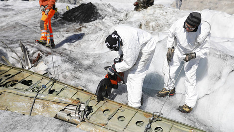 In den Berner Alpen: Mitglieder der Schweizer Armee entfernen Wrackteile des 1946 abgestürzten Kampfflugzeugs.