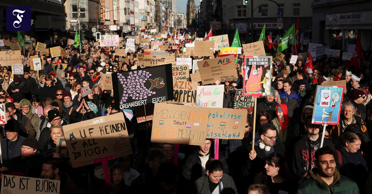 Write negative sentences. кондишионал сентенс. Where and when the photo was taken what-who is in the photo what is happening впр. портфолио find a picture of a street scene and write a short paragraph about what is. Was happened.