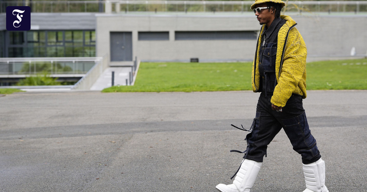 Football Stars' Bizarre Fashion Show - News Directory 3
