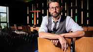 Kornelius Weiß ist Pastor in Butzbach. Seit er 30 ist, modelt er.