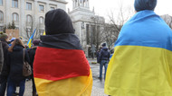 Trauer um Opfer: Deutsch-ukrainischer Protest vor der Russischen Botschaft in Berlin nach dem Krieg in der Ostukraine 2015 Trauer um Opfer: Deutsch-ukrainischer Protest vor der Russischen Botschaft in Berlin nach dem Krieg in der Ostukraine 2015