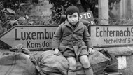 Diese wartenden kleinen Jungen fotografierte Lee Miller 1945 in Luxemburg. Diese wartenden kleinen Jungen fotografierte Lee Miller 1945 in Luxemburg.