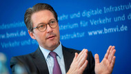 „Grundlegende Reform ja, Zerschlagung nein“, sagt Verkehrsminister Scheuer zur Zukunft der Deutschen Bahn. „Grundlegende Reform ja, Zerschlagung nein“, sagt Verkehrsminister Scheuer zur Zukunft der Deutschen Bahn.