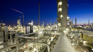 Energieintensiv: Die Steamcracker-Anlage für die Aufspaltung von Rohbenzin auf dem BASF-Werksgelände in Ludwigshafen ist so groß wie 13 Fußballfelder. Energieintensiv: Die Steamcracker-Anlage für die Aufspaltung von Rohbenzin auf dem BASF-Werksgelände in Ludwigshafen ist so groß wie 13 Fußballfelder.