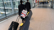 Mehr Freiheit: Mitarbeitende von British Airways können künftig selbst über Haarpflege, Schönheit und Accessoires im Dienst bestimmen. (Symbolbild) Mehr Freiheit: Mitarbeitende von British Airways können künftig selbst über Haarpflege, Schönheit und Accessoires im Dienst bestimmen. (Symbolbild)