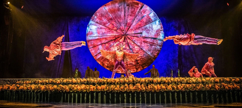 Die große Scheibe auf der Bühne vereint symbolisch Sonne und Mond und dient auch den Artisten in der Show „Luzia“.
