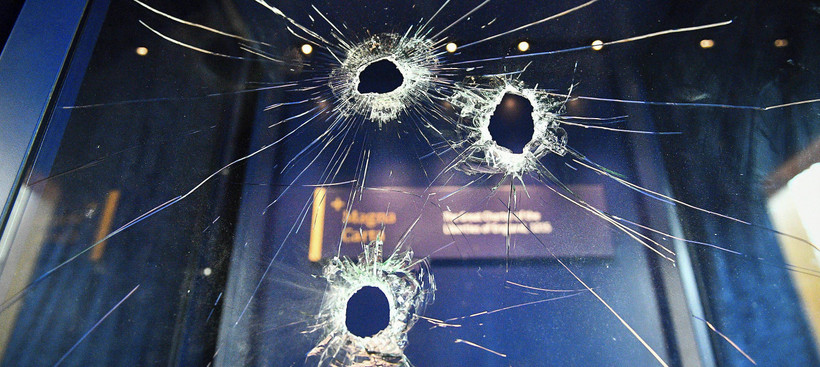 Mit einem Hammer hat der Mann versucht, die Vitrine zu öffnen, in der sich das Dokument befand.