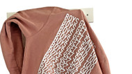 Mit Botschaft, für den Aufmerksamkeitseffekt: ein pinker Sweater vom Label Boys Get Sad Too Mit Botschaft, für den Aufmerksamkeitseffekt: ein pinker Sweater vom Label Boys Get Sad Too