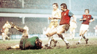 Ist vor West-Ham-Spieler Keith Robson zur Stelle: Frankfurts Torhüter Peter Kunter Ist vor West-Ham-Spieler Keith Robson zur Stelle: Frankfurts Torhüter Peter Kunter