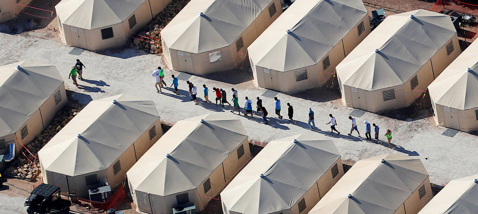 Die Zeltstadt wurde im Juni für 400 Jugendliche errichtet. Mittlerweile sollen 1600 Minderjährige dort leben.