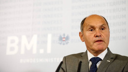 Innenminister Wolfgang Sobotka (ÖVP) hat dieser Tage angeregt, einen neuen Straftatbestand einzuführen, um Reichsbürger-Aktivitäten zu unterbinden.