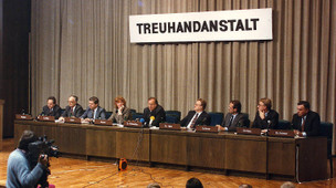 Zauber des Anfangs? Der Präsident der Treuhandanstalt, Detlev Karsten Rohwedder, erläutert 1990 die Ziele der neuen Behörde