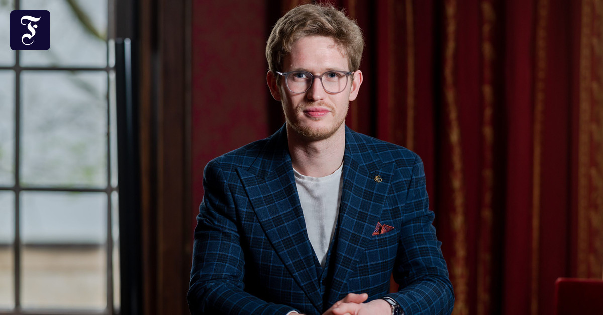 Thomas Guggeis spielt beim Frankfurter Museumssalon Klavier