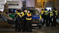Polizeibeamte stehen am Donnerstagabend auf dem Münchener Odeonplatz.