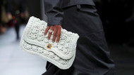 Kreativdirektor Lee gab den Bottega-Veneta-Handtaschen ein auffälligeres Aussehen. Kreativdirektor Lee gab den Bottega-Veneta-Handtaschen ein auffälligeres Aussehen.