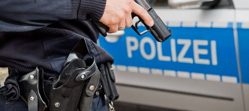 Polizist mit Waffe
