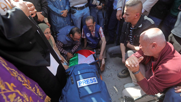 Wessen Schuss traf Shireen Abu Akleh? Wessen Schuss traf Shireen Abu Akleh?