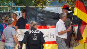 ZDF-Mitarbeiter und Dresdner Polizei sprechen miteinander