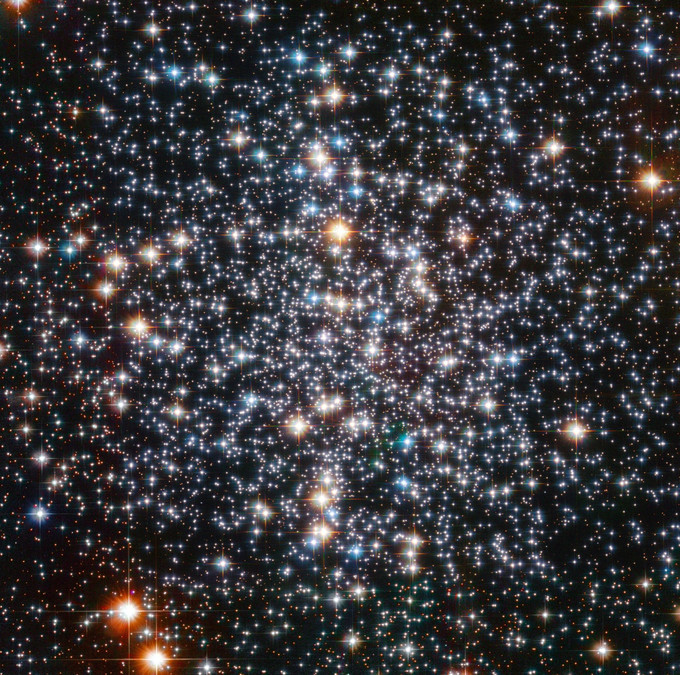 Aus Hunderttausenden funkelnder Sterne besteht der Kugelsternhaufen Messier 4 (kurz M 4)  im Sternbild des Skorpions. Er ist etwa 7000 Lichtjahre von der Lichtstraße entfernt.  Etwa alle 115 Millionen Jahre durchfliegt Messier 4 die Zentralregion unserer Milchstraße. Hier eine Aufnahme des Weltraumteleskops Hubble.