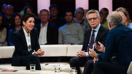 Bei Dunja Hayali (hier mit Thomas de Maizière, Leander Haußmann und Valerie Schönian) dreht sich am 3. Oktober alles um die deutsche Einheit.