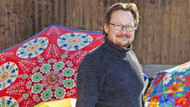 Der Herr der Schirme inmitten von mehr oder weniger geschmackvollen Exemplaren. Vergessene und ausrangierte Schirme nimmt Baumann auseinander, um Ersatzteile zu haben.
